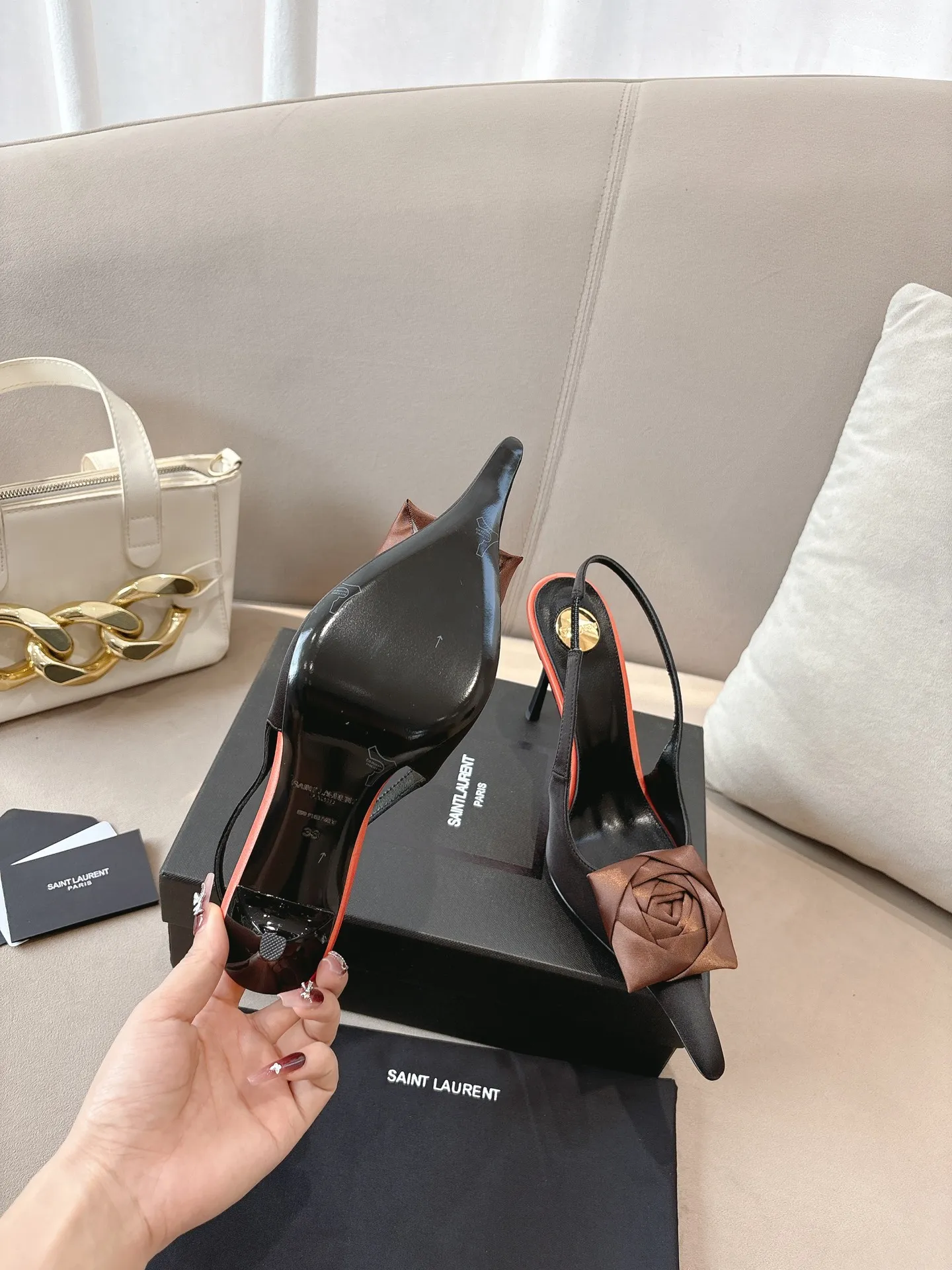 👟👟Ex-factory price 680👟👟 Saint Laurent ysl 25ss/autumn and winter ready-to-wear flower series catwalk style high heels. The toe and contrasting color design make the final effect quite impressive. The different colors are also very beautiful. Straight heels, curved heels, with flowers, and without flowers can be selected. Only YSL understands women’s hearts best and does not accept refutation. It is a super invincible feminine artifact, a must-have for women (z-brand full-body customization, own molded hardware accessories, perfect consistency) ✔ Upper: imported cow patent leather ✔ Inner lining: imported 🐑 goat leather ✔ Sole: imported genuine leather outsole ✔ Heel height: 10.5cm ✔ Size: 36-39 (40, 41, 42 can be customized and non-returnable) Flower style (full set of packaging)
